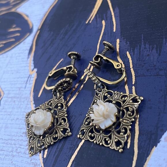 Vintage 1940s Brass Tone Celluloid Rose Intricate Floral Filigree Earrings A1 - Picture 5 of 10